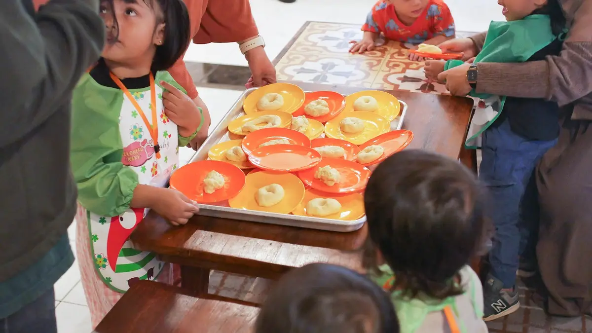 Anak-anak menghias donat di Pop Up Class