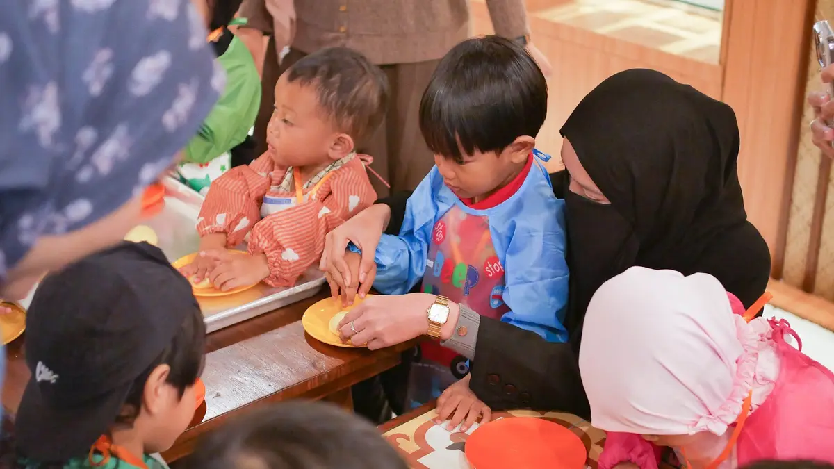 Menghias donat buatan sendiri.