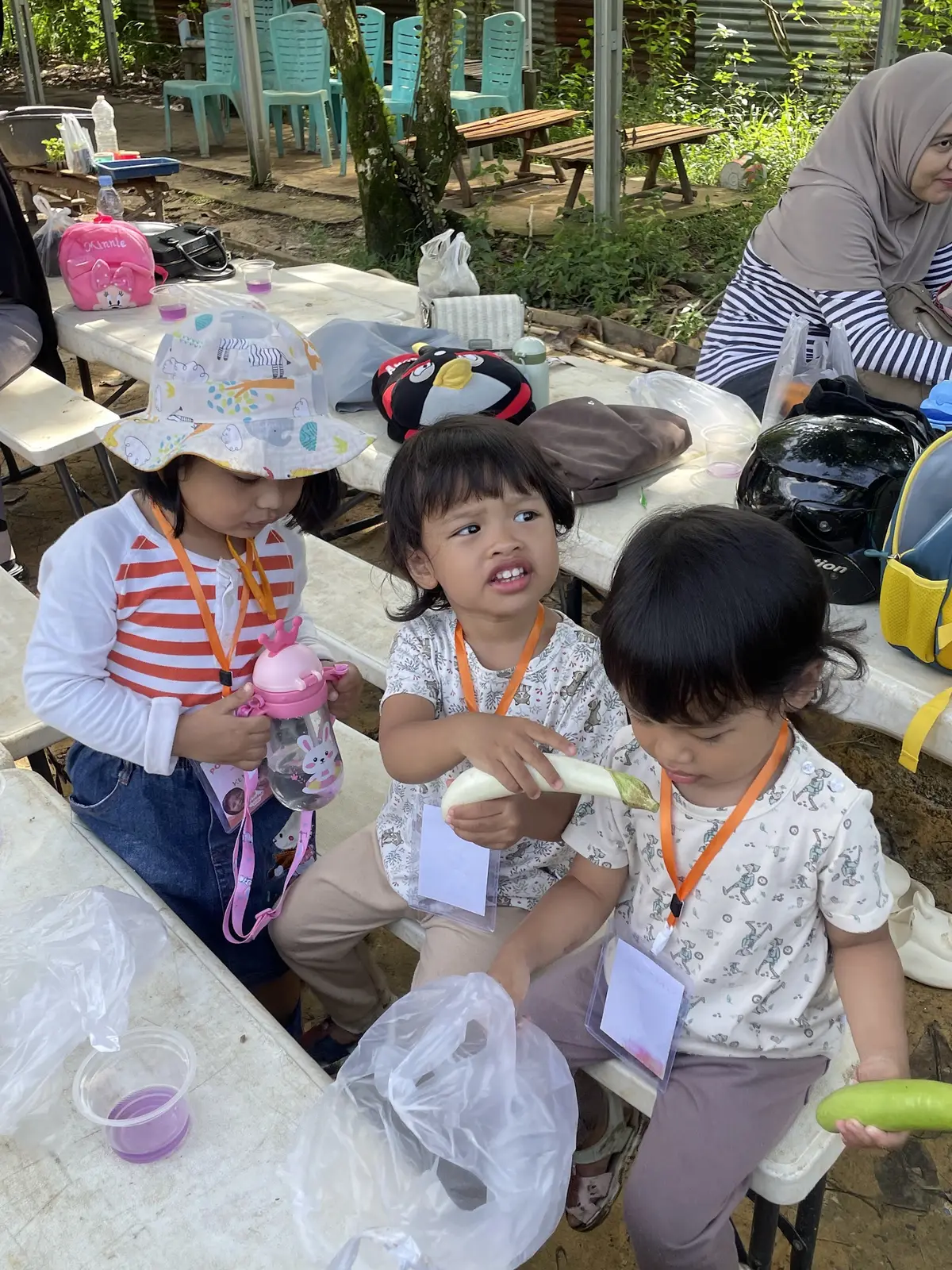 Anak-anak memegang hasil kegiatan berkebun