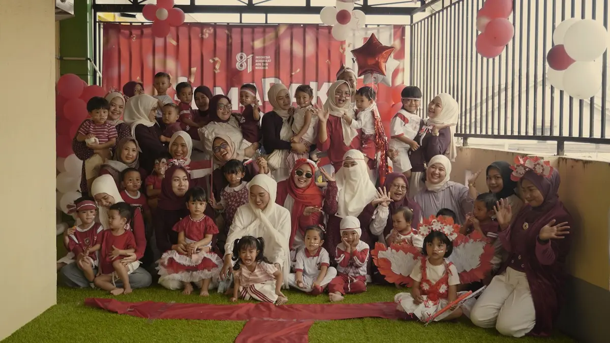 Keluarga besar WanderKids berfoto bersama di acara Semarak Kemerdekaan