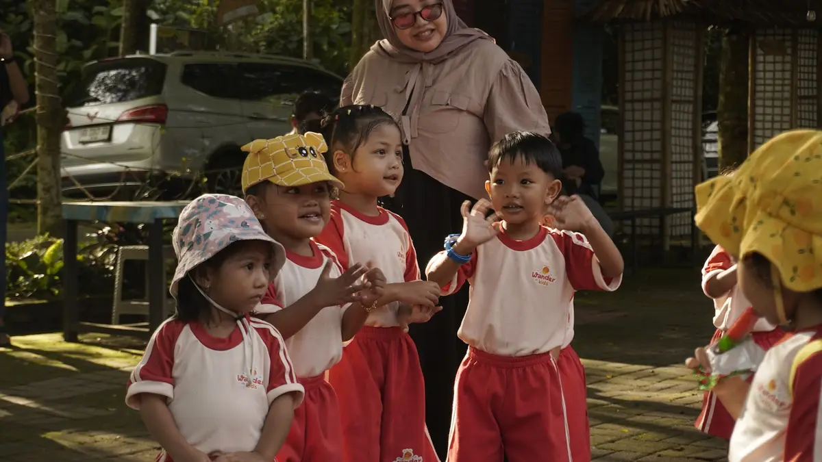Berjalan bersama teman menjelajah kampung wisata.