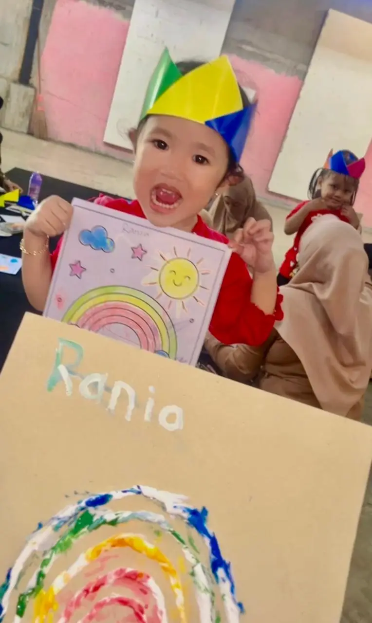 Bangga dengan karya lukis sendiri.